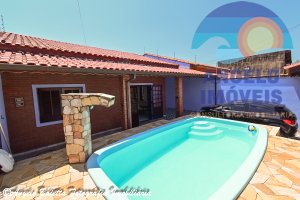 Casa lado linha com piscina no bairro Belmira Novaes em Peruíbe