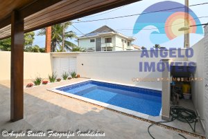 Casa lado praia com piscina á venda no bairro Oásis em Peruíbe