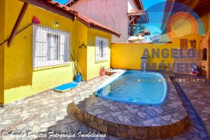 Casa com piscina á venda no bairro Continental em Peruíbe