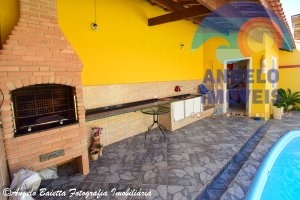 Casa com piscina á venda no bairro Continental em Peruíbe