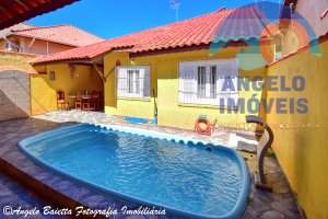 Casa com piscina á venda no bairro Continental em Peruíbe