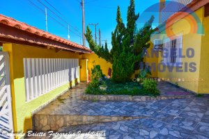Casa com piscina á venda no bairro Continental em Peruíbe