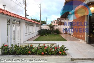 Casa lado praia á venda no bairro Oásis em Peruíbe