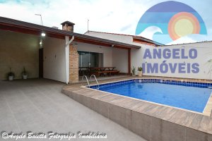 Casa com piscina á venda no bairro Oásis em Peruíbe