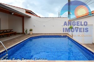Casa com piscina á venda no bairro Oásis em Peruíbe