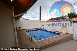 Casa com piscina á venda no bairro Oásis em Peruíbe