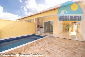 Casa com piscina á venda no bairro Flora Rica em Peruíbe
