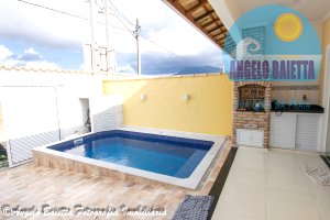 Casa com piscina á venda no bairro Flora Rica em Peruíbe