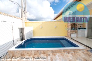 Casa com piscina á venda no bairro Flora Rica em Peruíbe