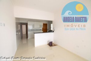 Casa com piscina á venda no bairro Flora Rica em Peruíbe