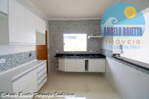Casa com piscina á venda no bairro Flora Rica em Peruíbe