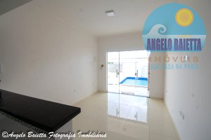Casa com piscina á venda no bairro Flora Rica em Peruíbe