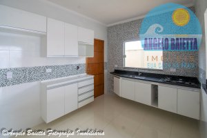 Casa com piscina á venda no bairro Flora Rica em Peruíbe