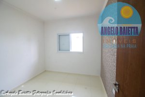 Casa com piscina á venda no bairro Flora Rica em Peruíbe