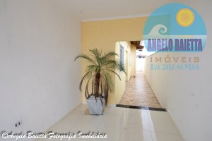 Casa com piscina á venda no bairro Flora Rica em Peruíbe