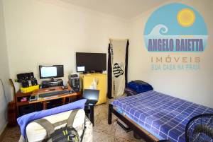 Casa com piscina á venda no bairro Josedy, á 600 metros da praia