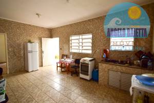 Casa com piscina á venda no bairro Josedy, á 600 metros da praia