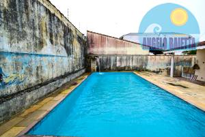 Casa com piscina á venda no bairro Josedy, á 600 metros da praia