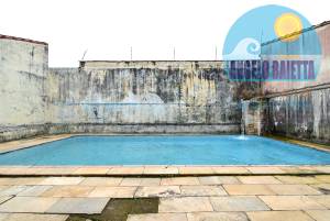 Casa com piscina á venda no bairro Josedy, á 600 metros da praia