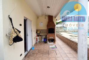 Casa com piscina á venda no bairro Josedy, á 600 metros da praia