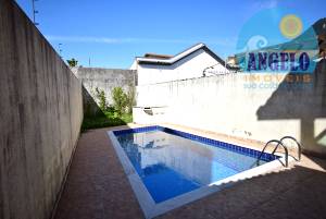 Sobrado com piscina no bairro Centro á 200 metros da praia