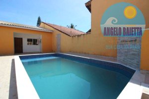Casa para venda no bairro Maria Helena Novaes em Peruíbe, até 200 metros da praia