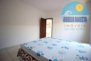 Casa para venda no bairro Maria Helena Novaes em Peruíbe, até 200 metros da praia