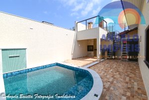 Casa lado praia, piscina, 3 suítes, á venda no bairro Samburá em Peruíbe