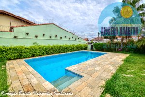 Casa com piscina, 3 dormitórios, 2 lotes, á venda no bairro Florida em Peruíbe
