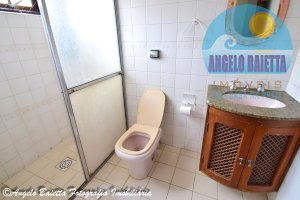 Casa com piscina, 3 dormitórios, 2 lotes, á venda no bairro Florida em Peruíbe