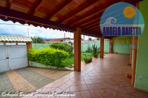 Casa com piscina, 3 dormitórios, 2 lotes, á venda no bairro Florida em Peruíbe