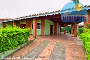 Casa com piscina, 3 dormitórios, 2 lotes, á venda no bairro Florida em Peruíbe