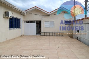 Casa com piscina para venda no bairro Centro em Peruíbe