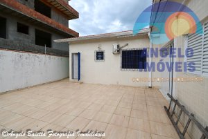 Casa com piscina para venda no bairro Centro em Peruíbe