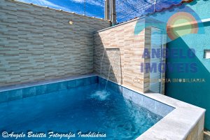 Casa nova com piscina, 2 dormitórios, sendo 1 suítes em Peruíbe