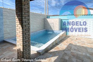 Casa nova com piscina, 2 dormitórios, sendo 1 suítes em Peruíbe