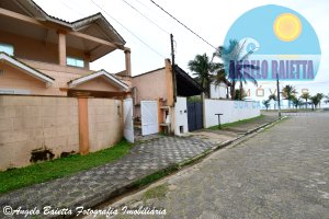 Sobrado á venda no bairro Oásis em Peruíbe