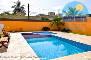 Sobrado com piscina á venda no bairro Stella Maris em Peruíbe