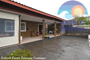 Casa á venda no bairro Florida em Peruíbe