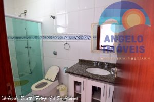 Sobrado á venda no condomínio Bougainvilleé I em Peruíbe, frente ao mar