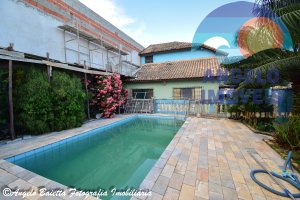 Casa com piscina á venda no bairro Josedy em Peruíbe