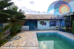 Casa com piscina á venda no bairro Josedy em Peruíbe