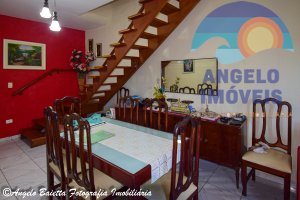 Casa com piscina á venda no bairro Josedy em Peruíbe