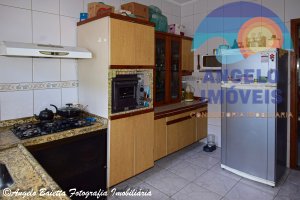 Casa com piscina á venda no bairro Josedy em Peruíbe