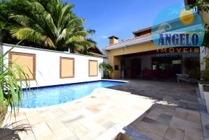 Casa térrea com piscina, 4 suítes em Peruíbe, entre 400 e 800 metros da praia