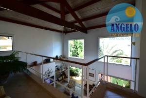 Casa térrea com piscina, 4 suítes em Peruíbe, entre 400 e 800 metros da praia