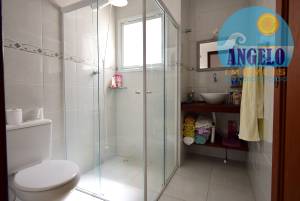 Casa térrea com piscina, 4 suítes em Peruíbe, entre 400 e 800 metros da praia