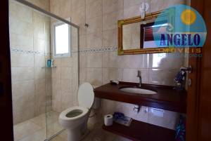 Casa térrea com piscina, 4 suítes em Peruíbe, entre 400 e 800 metros da praia