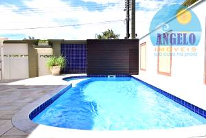 Casa térrea com piscina, 4 suítes em Peruíbe, entre 400 e 800 metros da praia
