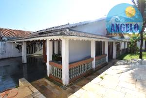 Casa com piscina, 3 dormitórios, sendo 2 suítes em Peruibe
